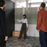 Un groupe de professionnels discutant d'un projet de rénovation à l'intérieur d'un bâtiment.