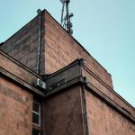 Une vue de rue d'une structure architecturale avec une antenne à Erevan, en Arménie, illustrant l'infrastructure urbaine.