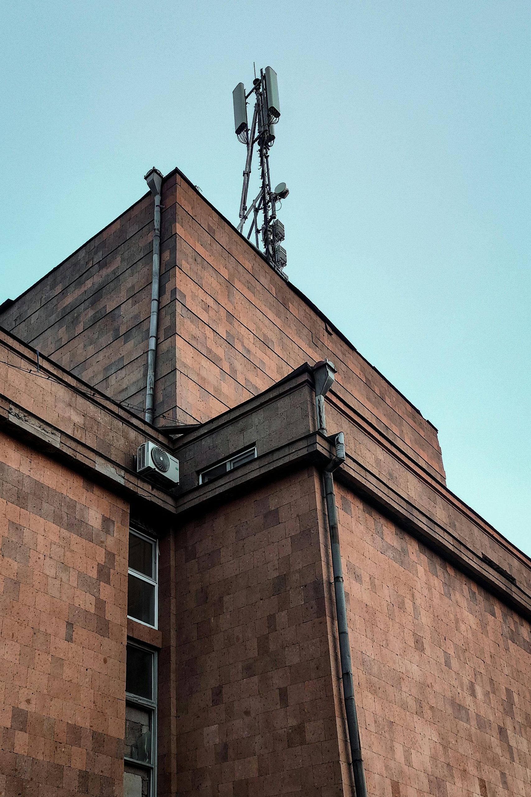 Une vue de rue d'une structure architecturale avec une antenne à Erevan, en Arménie, illustrant l'infrastructure urbaine.