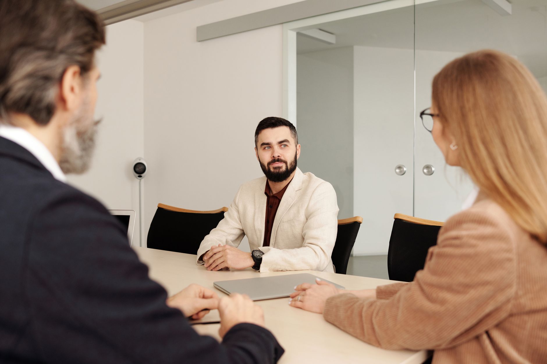 Conseiller expliquant un bilan de compétences