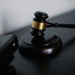 Marteau de juge symbolisant une decision de justice