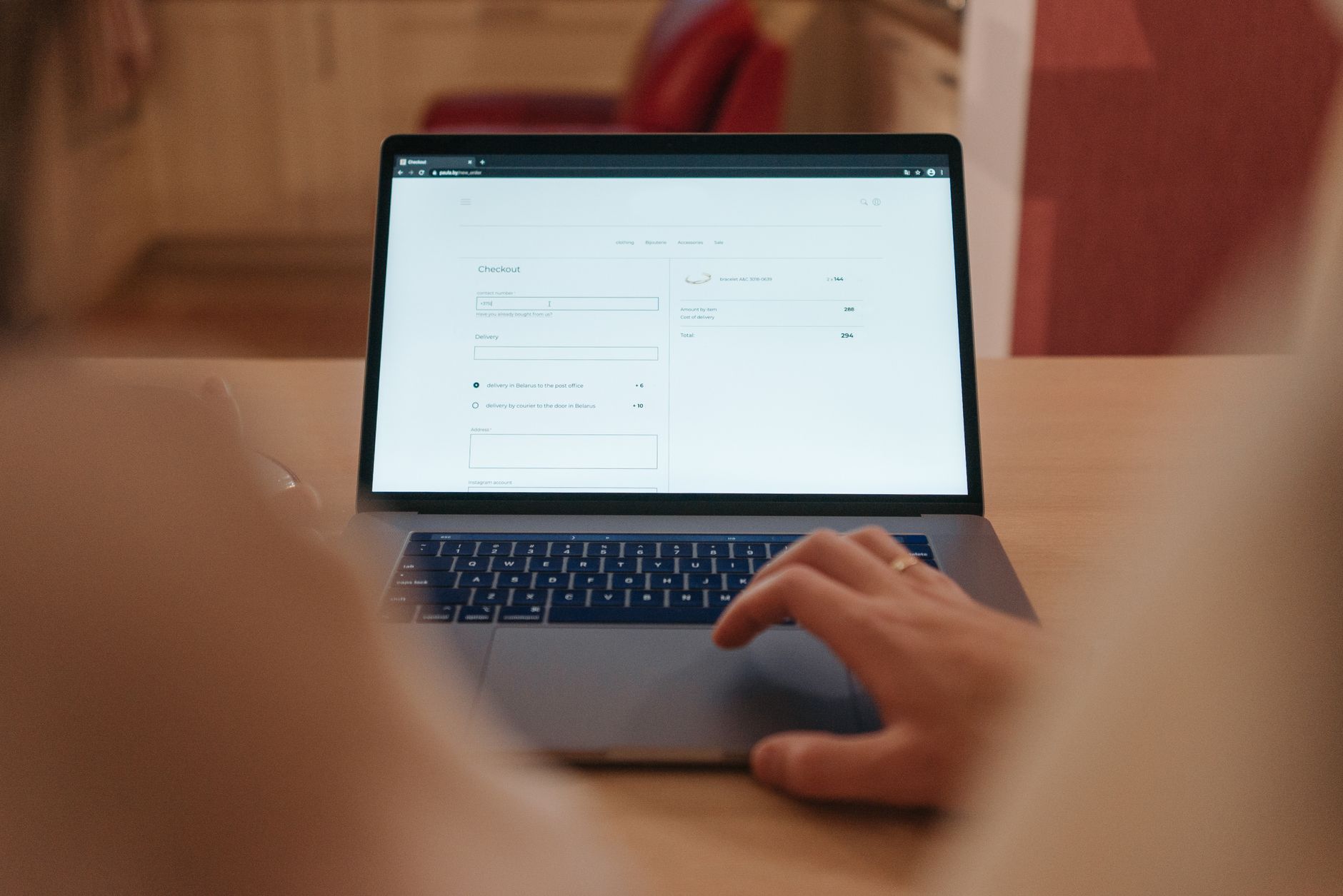 Ordinateur portable affichant une page de paiement en ligne