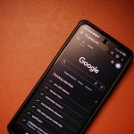 Smartphone affichant une recherche Google
