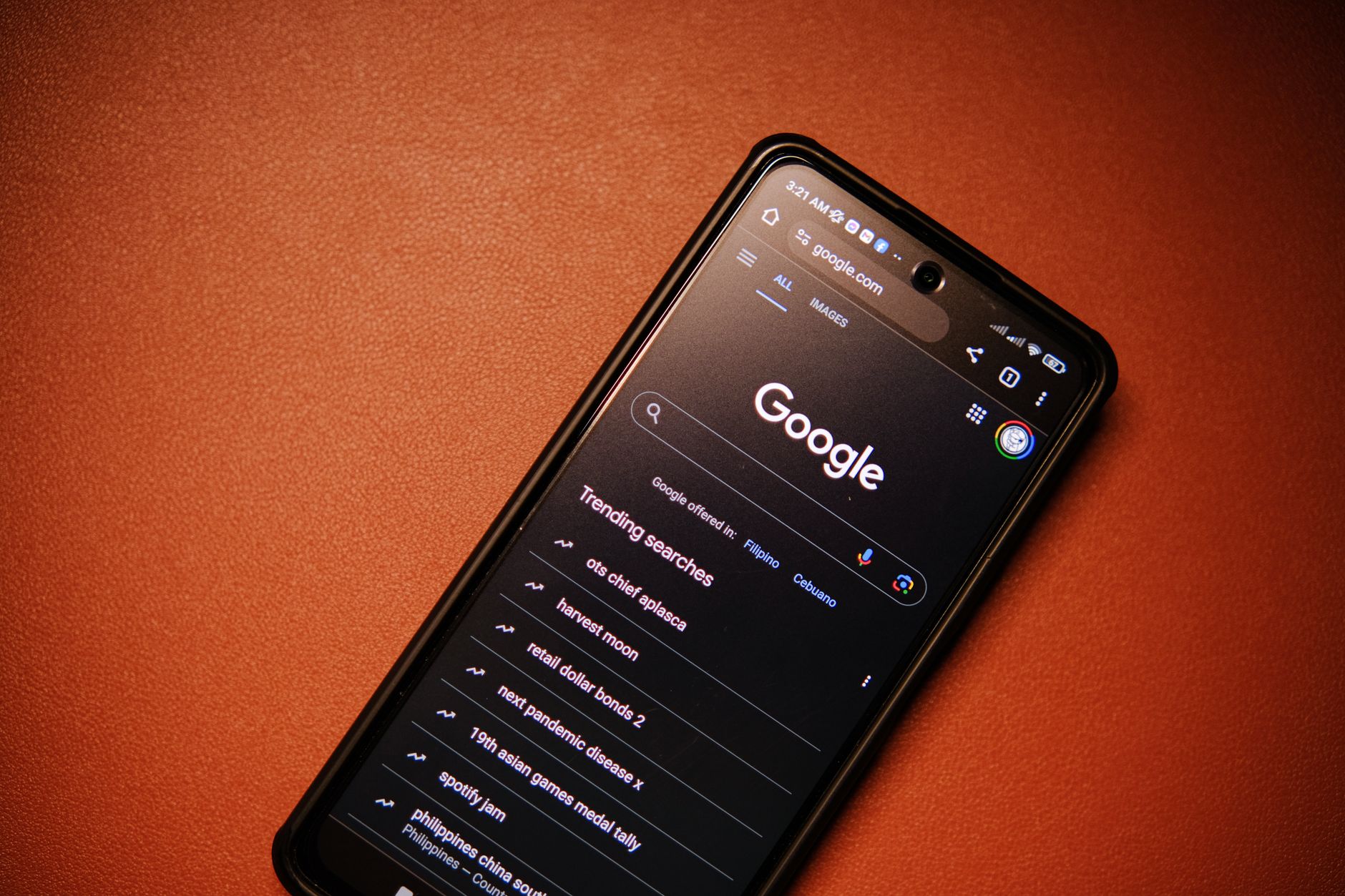 Smartphone affichant une recherche Google