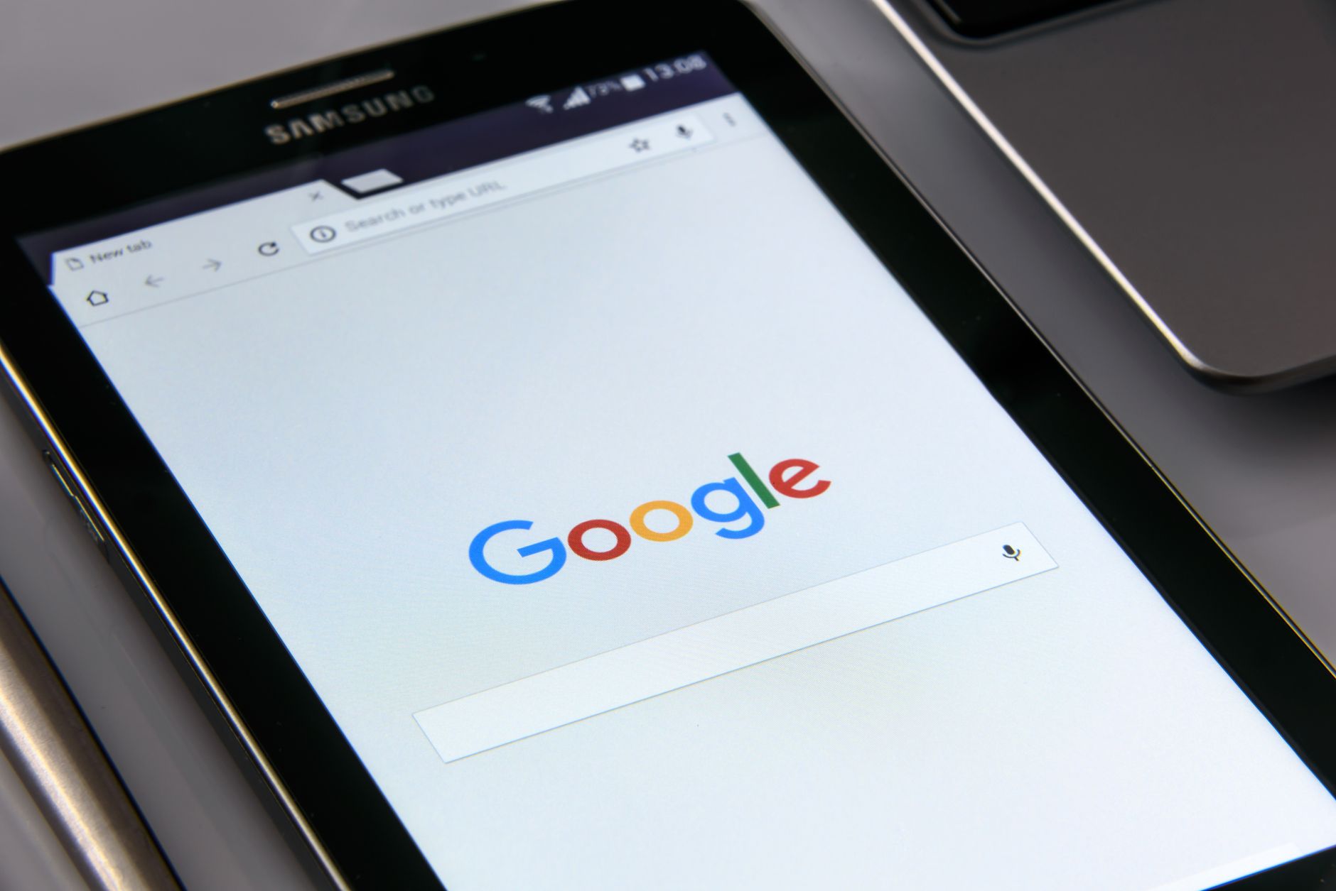 Tablette affichant un moteur de recherche