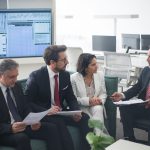 Conseillers bancaires en réunion dans un bureau