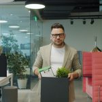 Salarié quittant le bureau avec un carton