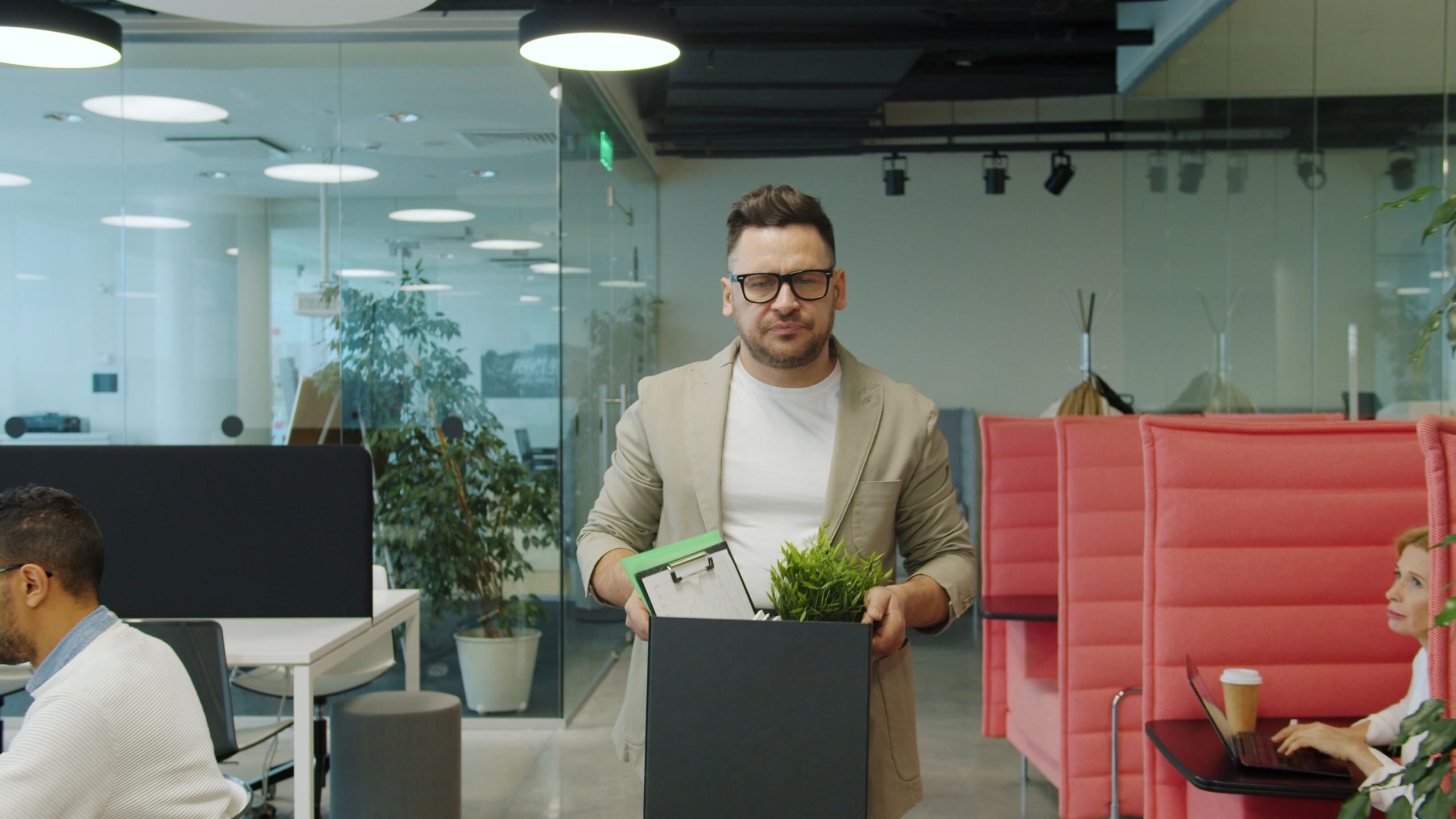 Salarié quittant le bureau avec un carton
