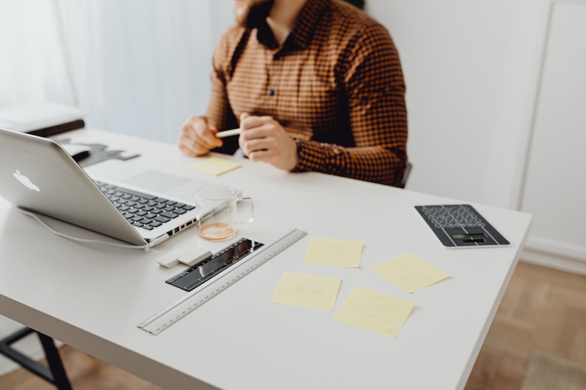 Bureau avec ordinateur et papeterie pour créer son entreprise