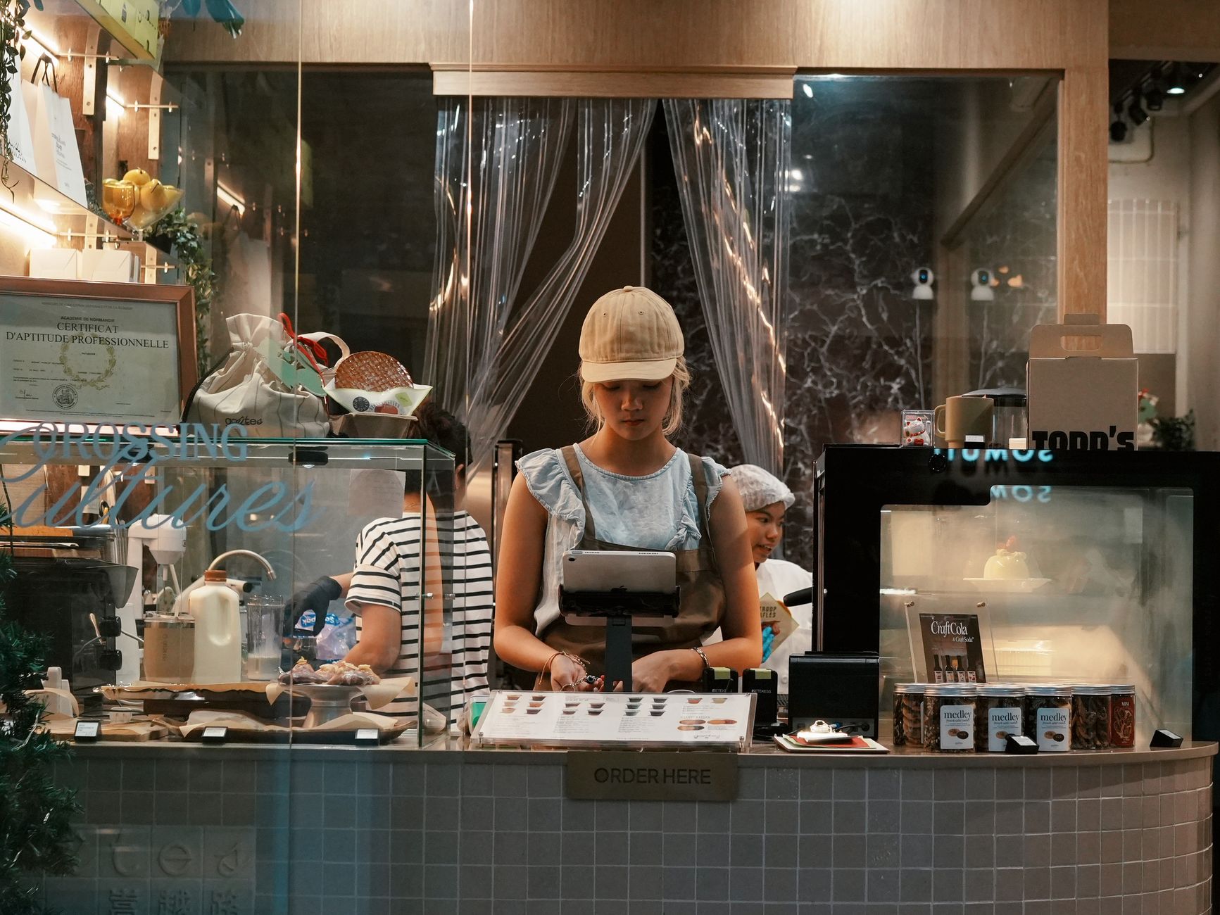 Jeune vendeuse dans une boulangerie moderne