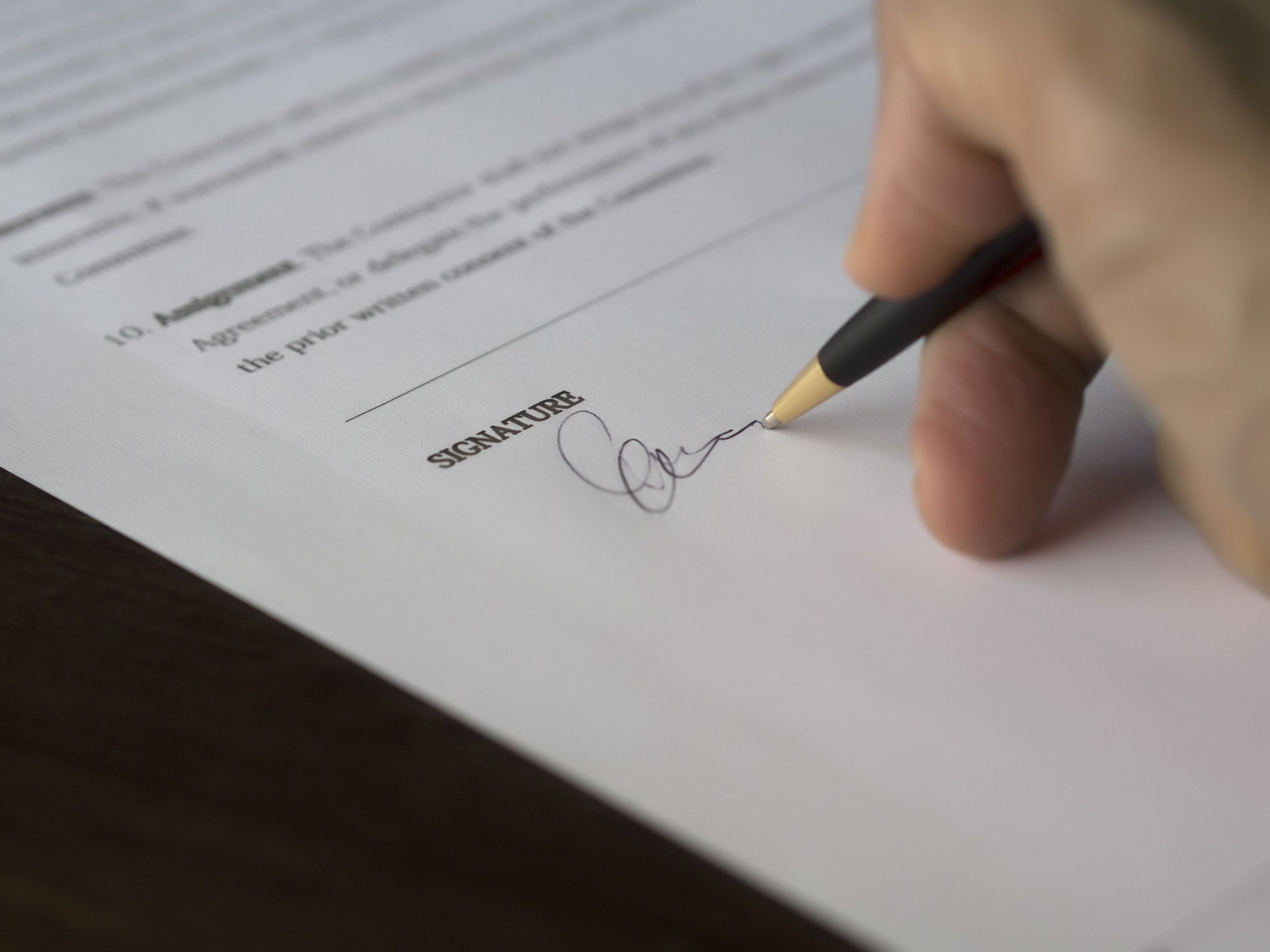 Signature d'un contrat de travail sur papier