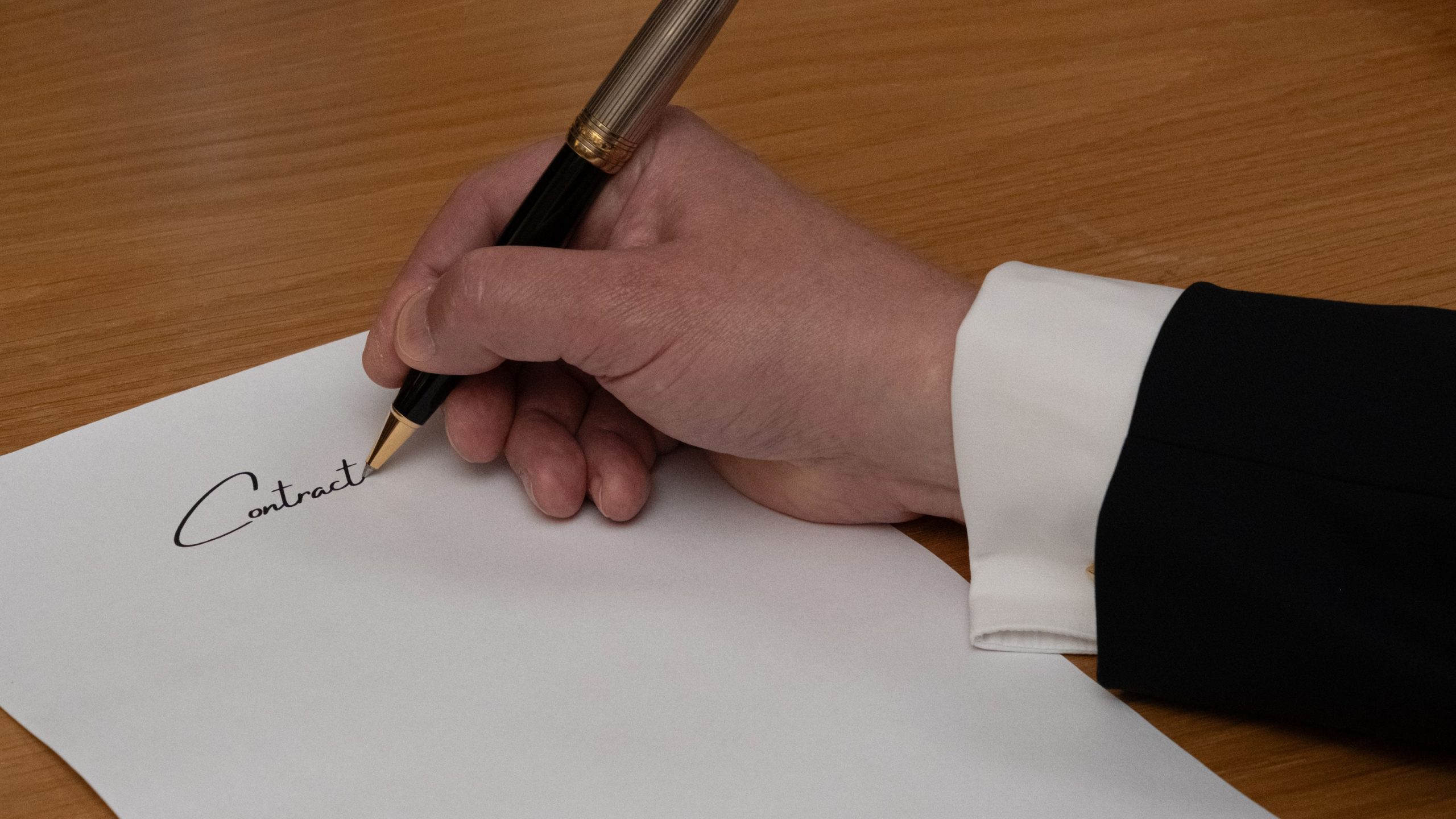 Professionnel signant un contrat au stylo