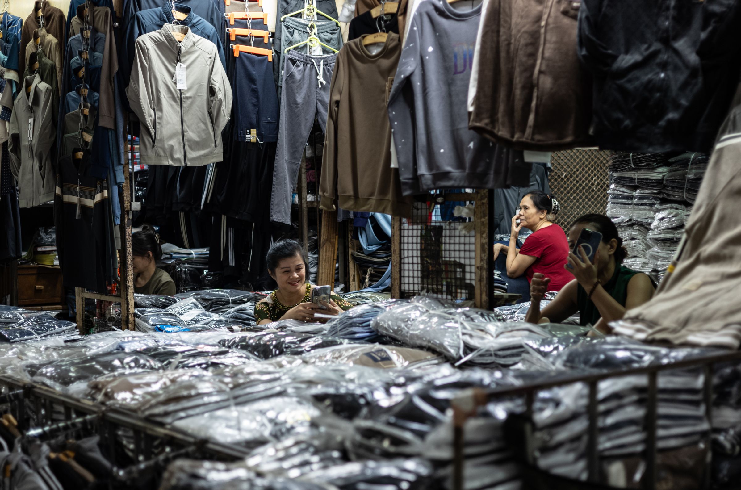 Équipe d’une boutique qui organise le stock