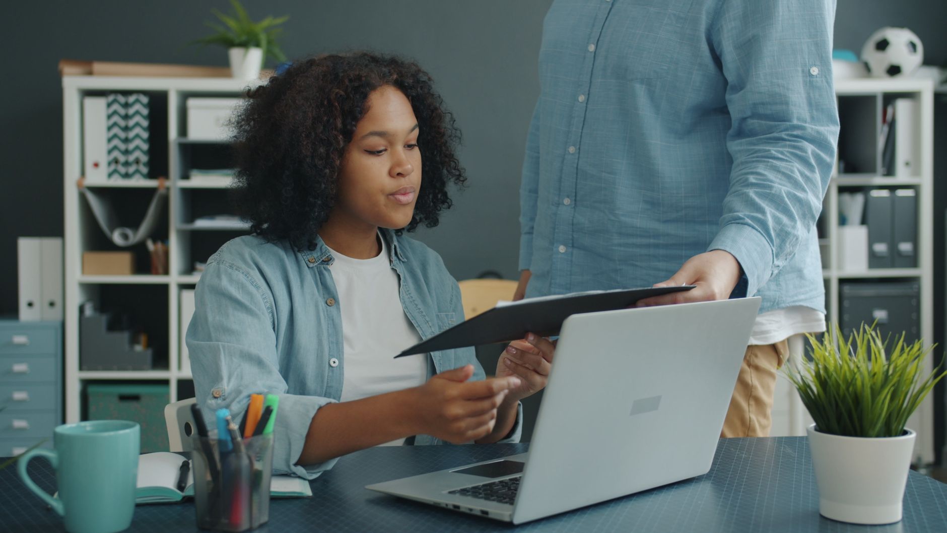 Professionnelle qui compare des feuilles de paie