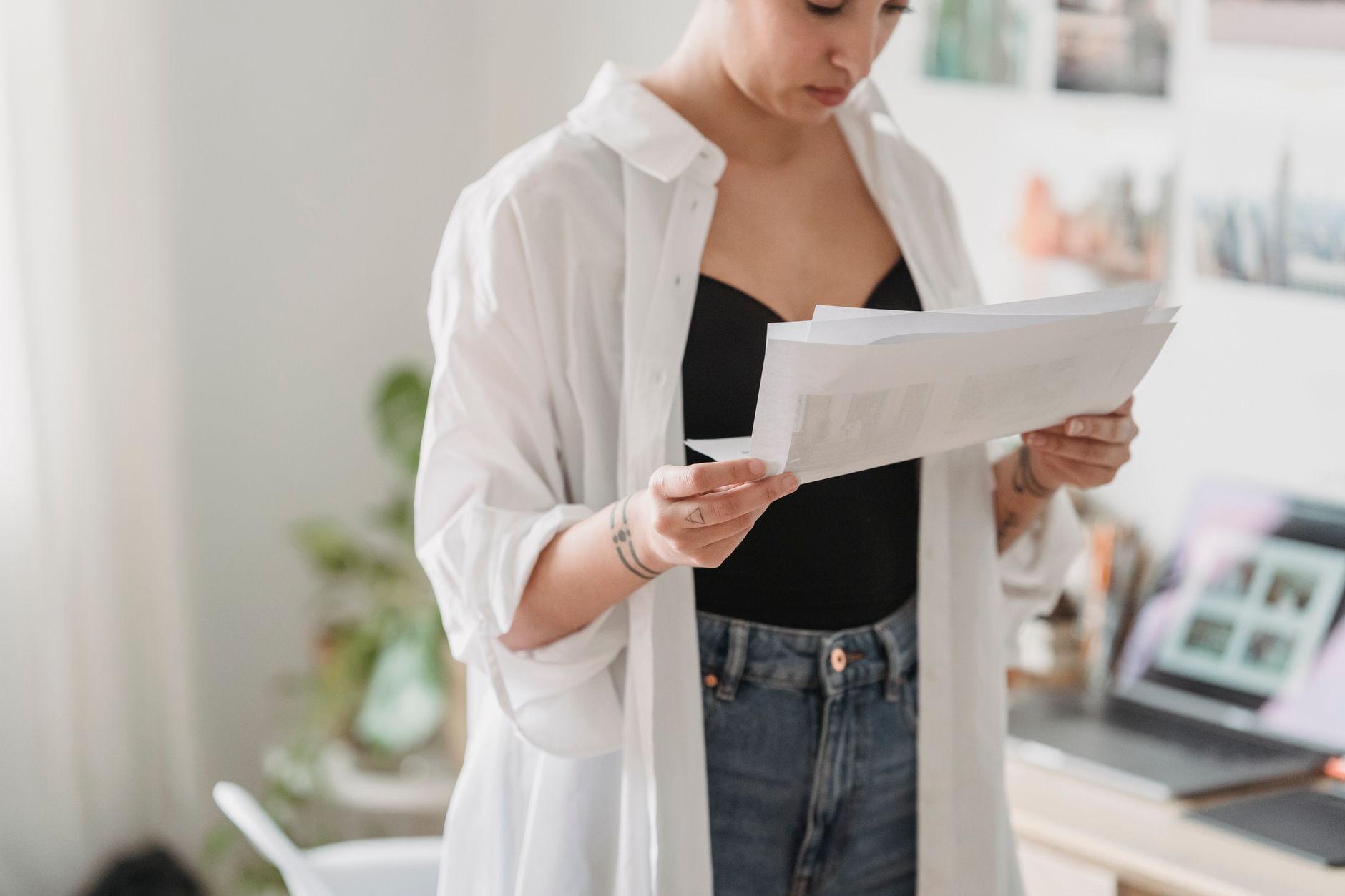 Gestionnaire RH au travail devant ses dossiers