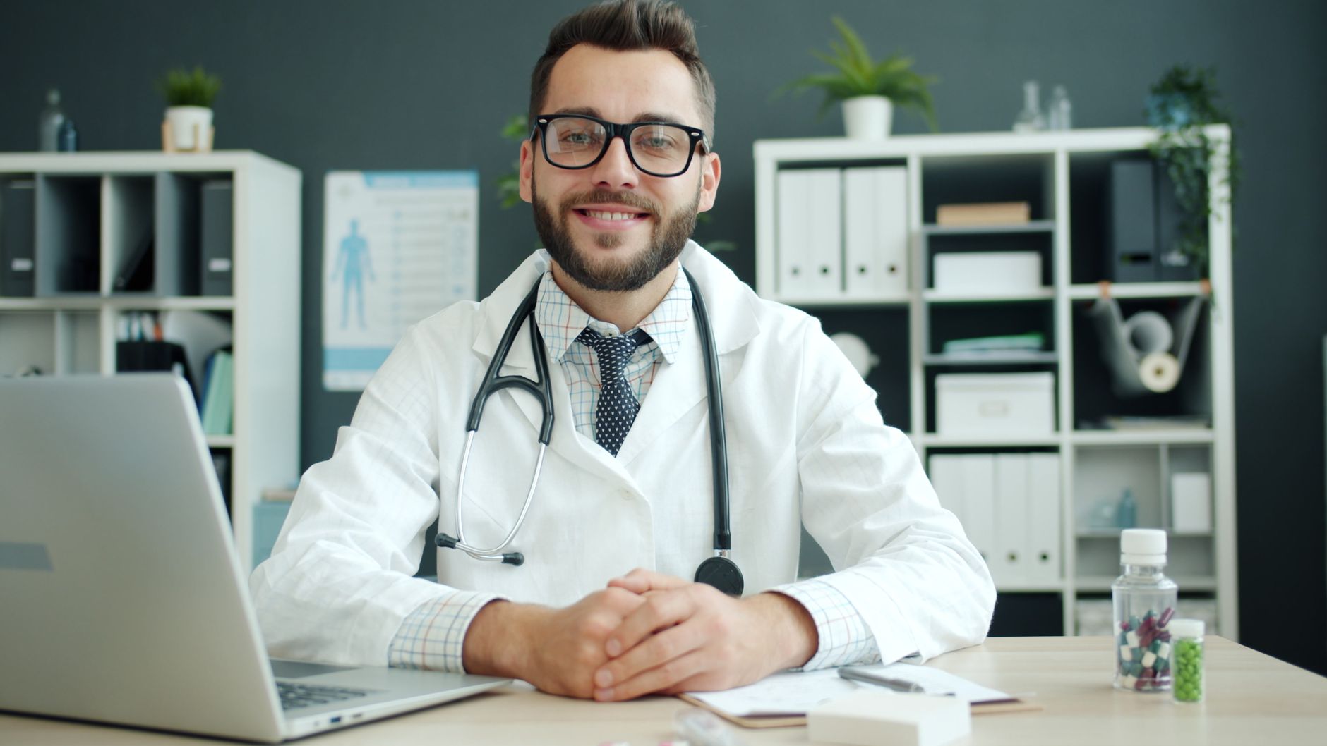 Médecin au travail devant son ordinateur
