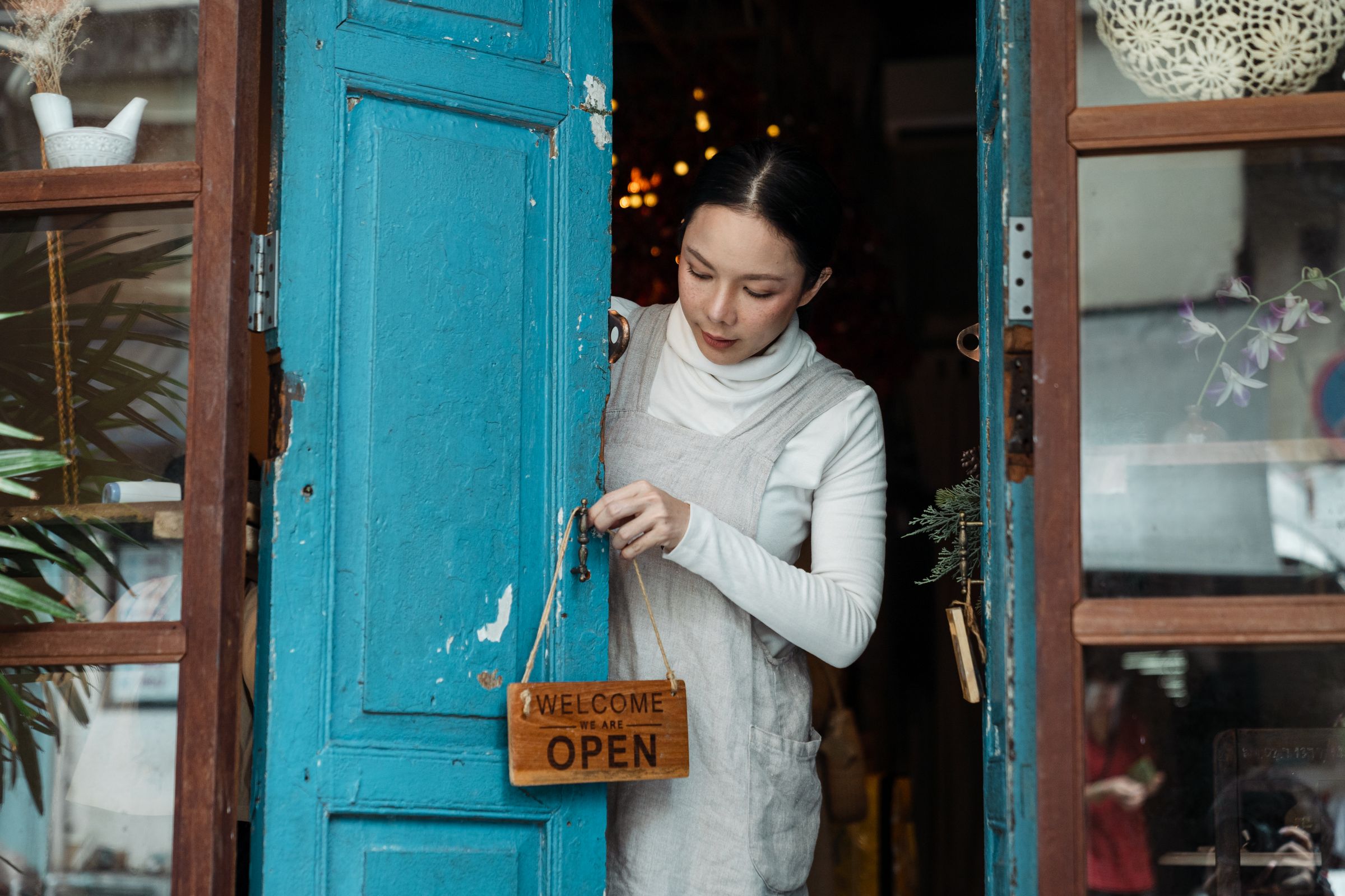 Panneau ouvert sur la porte d’un café