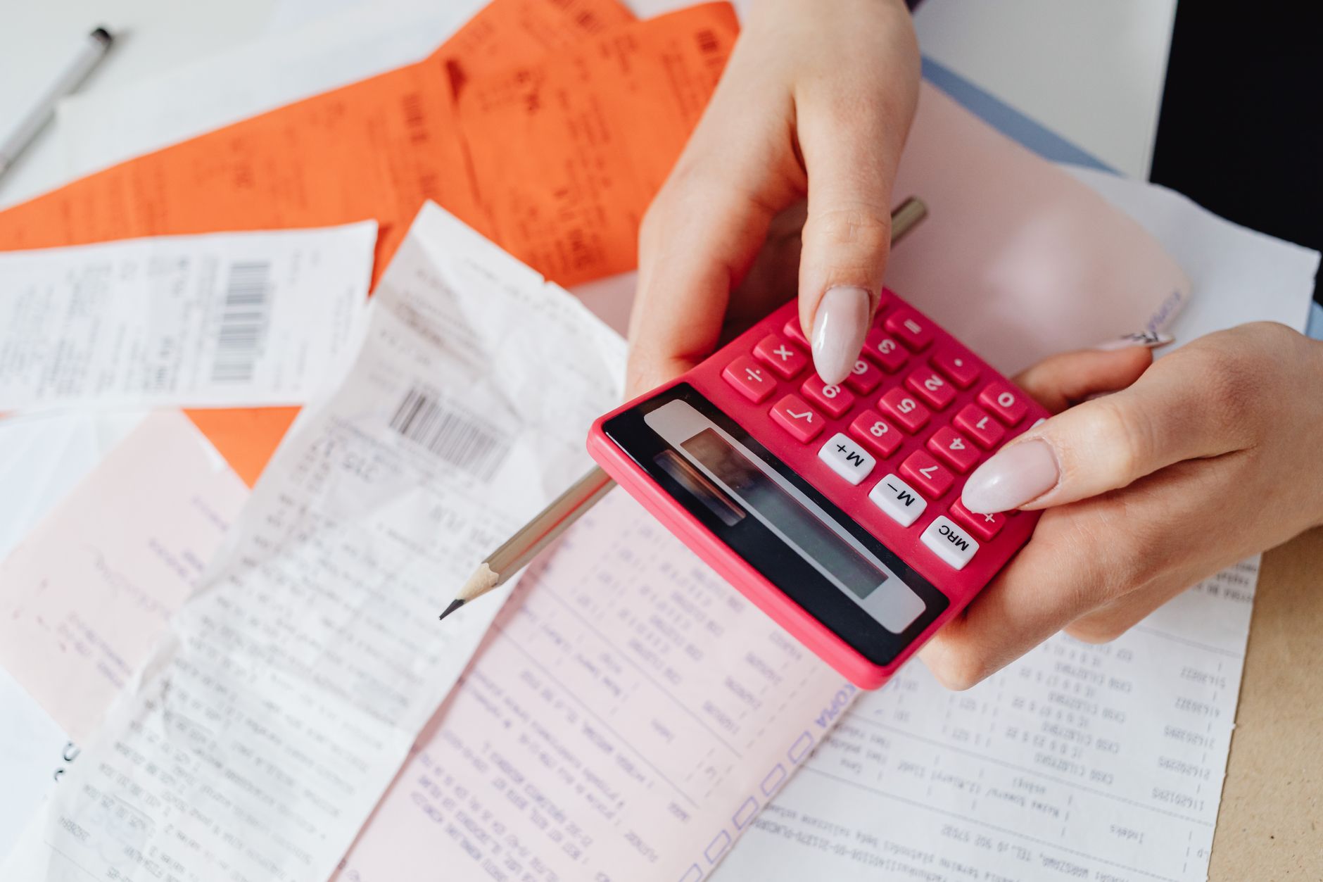 Calculatrice rose et reçus pour calculer une marge