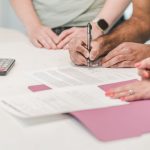 Documents et calculatrice sur une table de travail