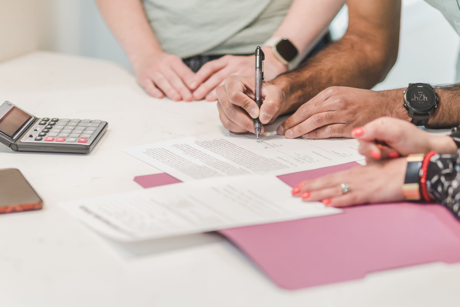 Documents et calculatrice sur une table de travail