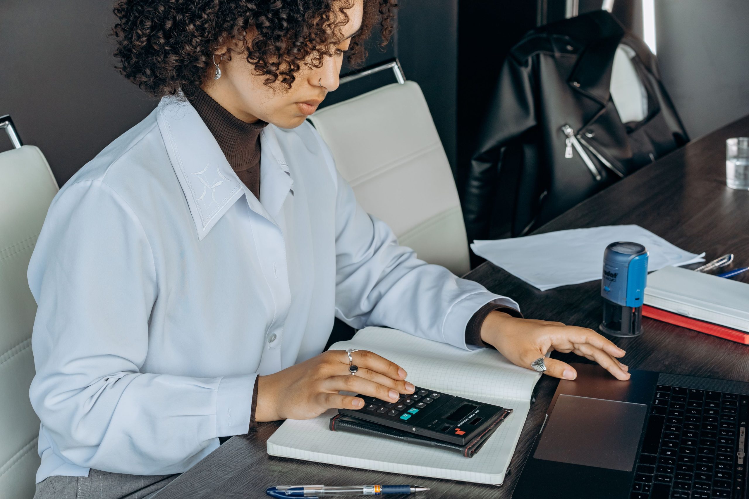 Une comptable calcule les chiffres d’une entreprise