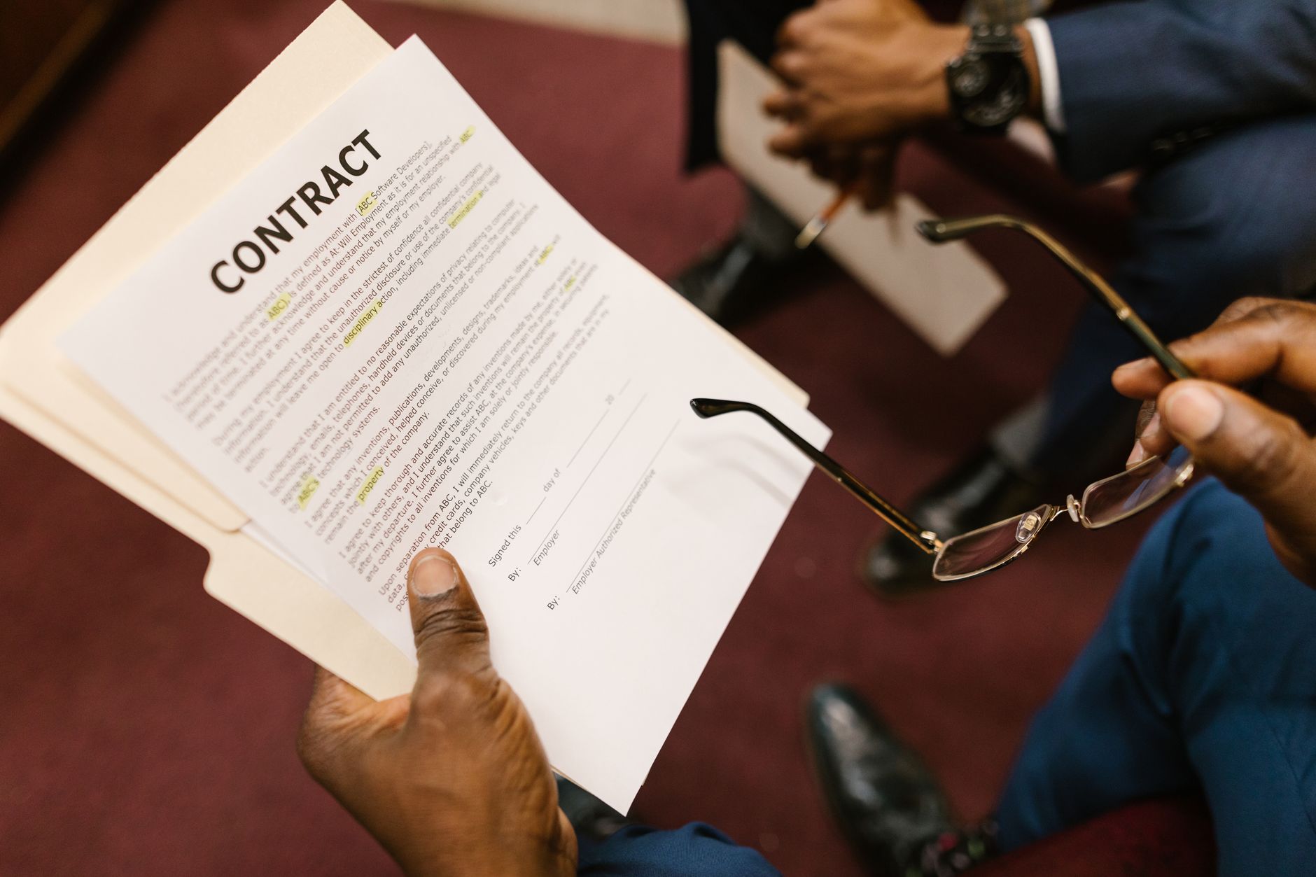 Mains tenant un contrat de travail pendant un entretien