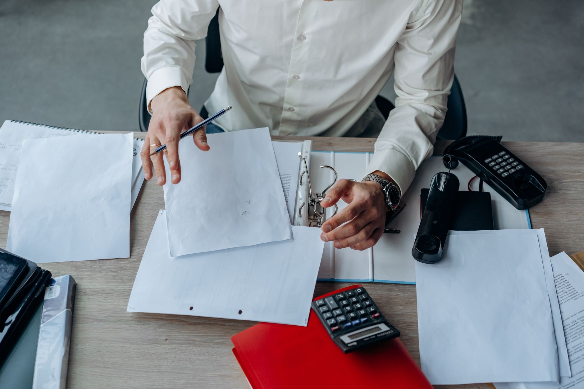 Salariée qui classe des documents au bureau