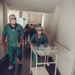 Équipe soignante dans un couloir de clinique