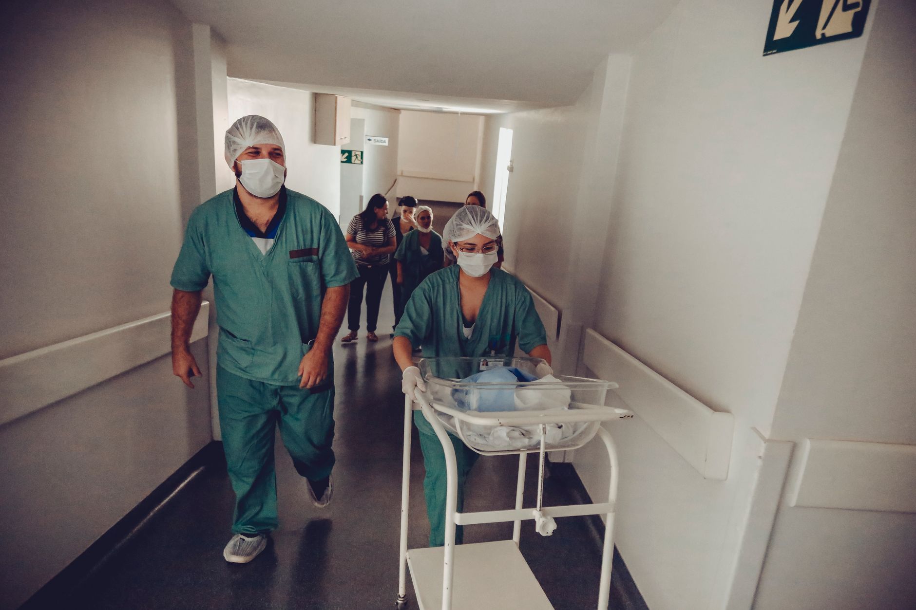 Équipe soignante dans un couloir de clinique