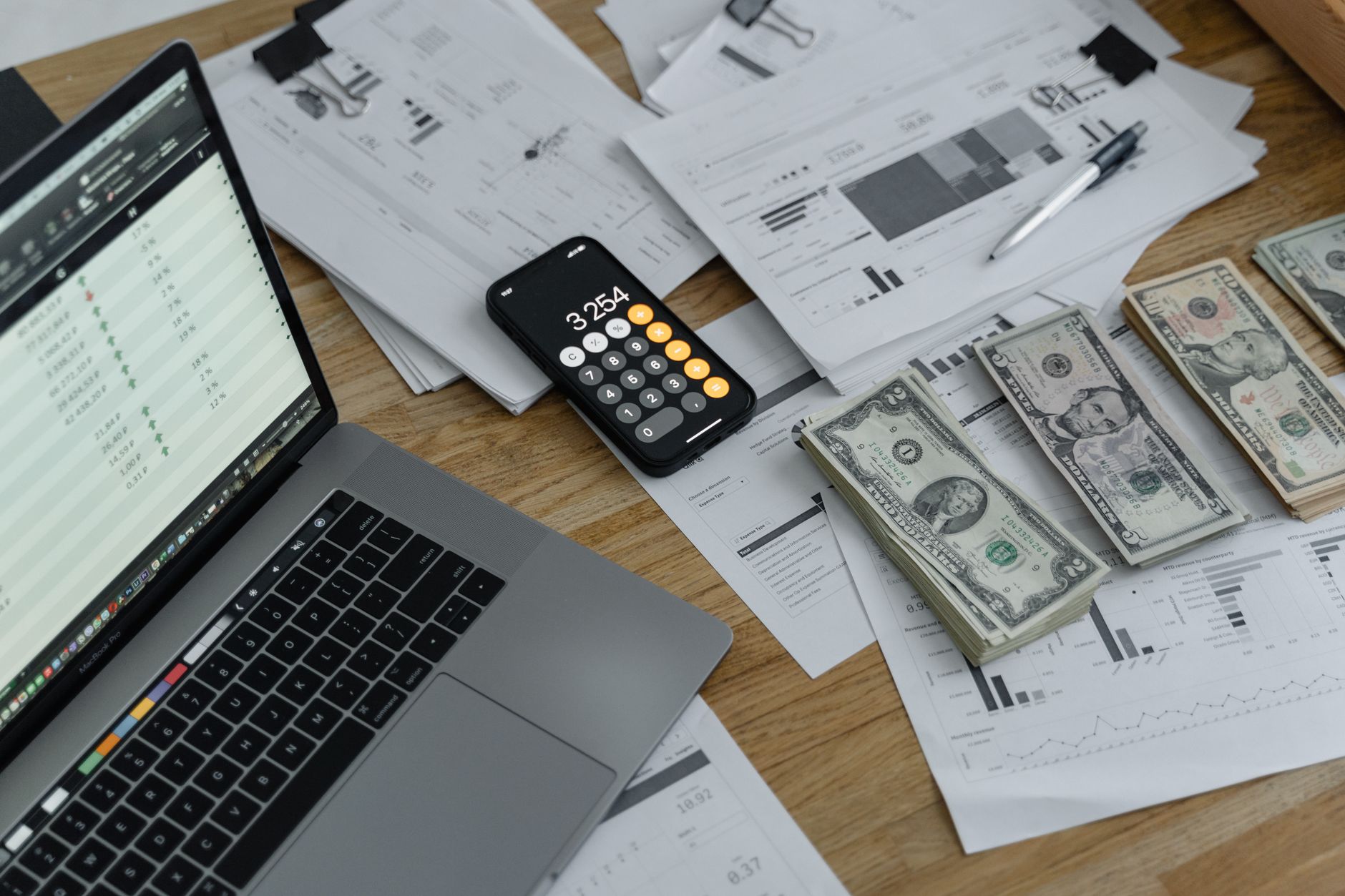 Bureau avec documents financiers et calculatrice