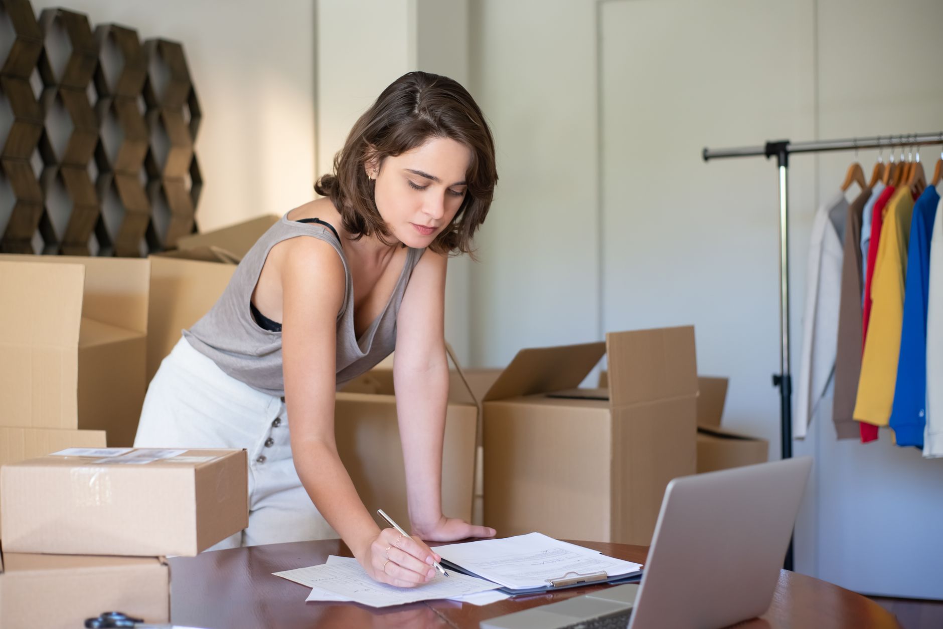 Entrepreneuse qui gère sa boutique en ligne depuis chez elle