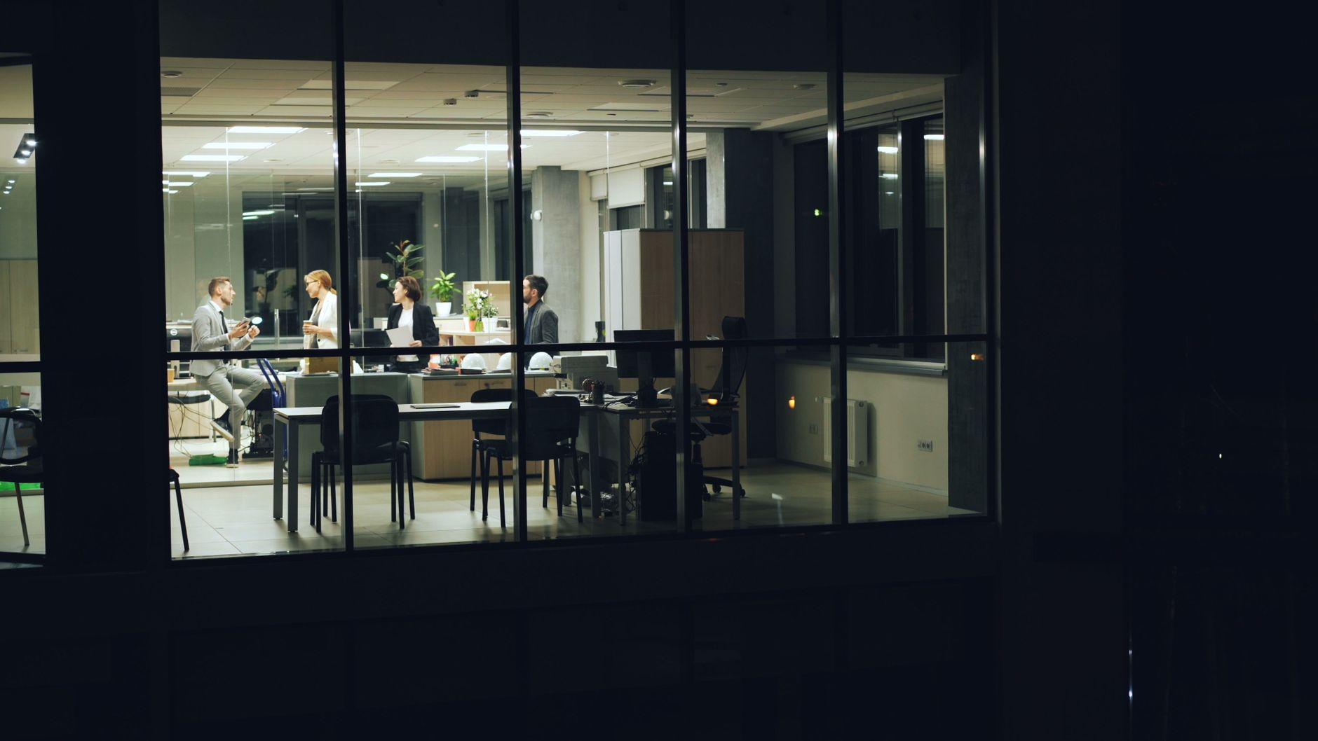 Collègues en séance de travail de nuit au bureau
