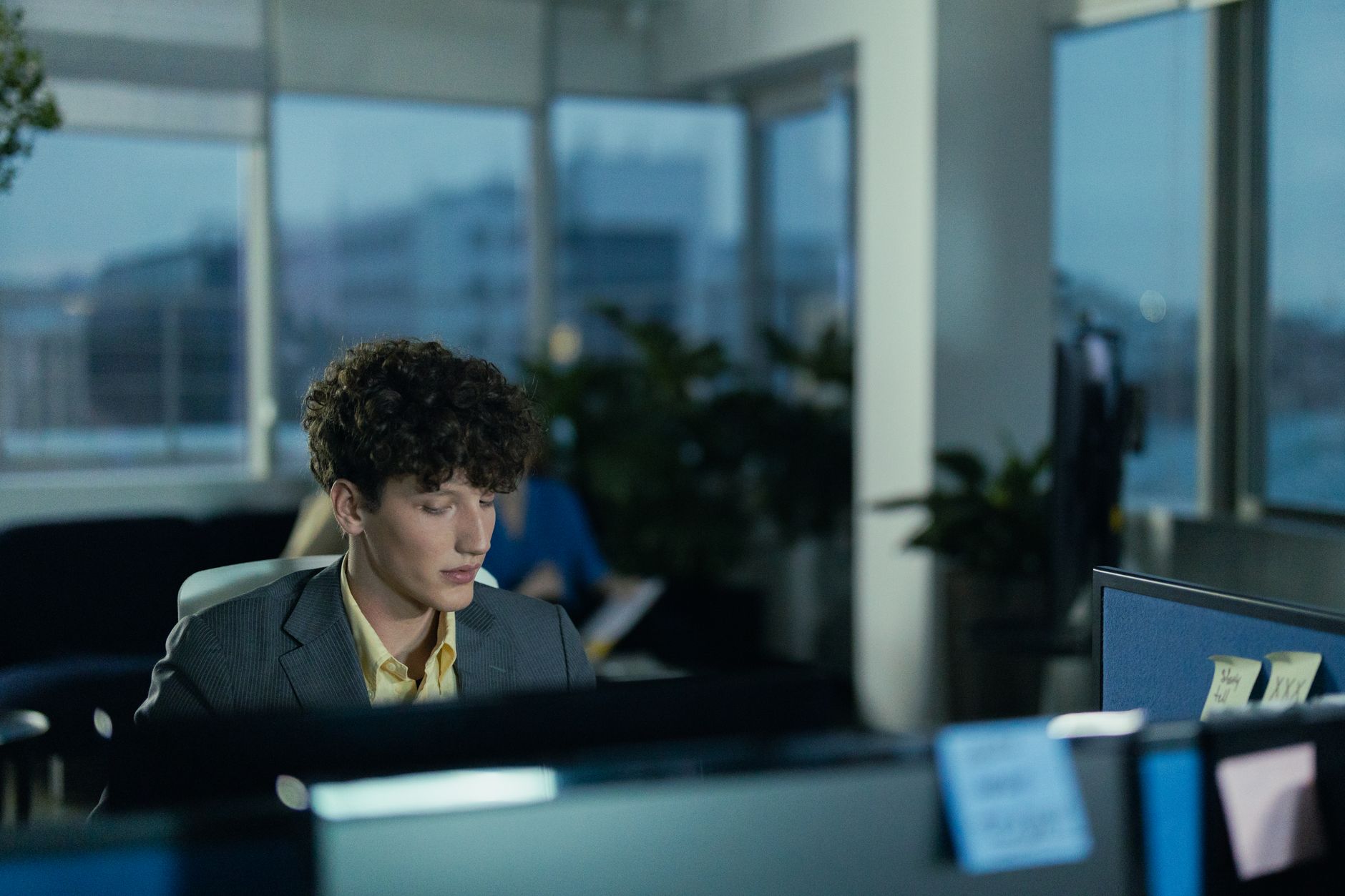 Homme concentré sur son poste de travail le soir
