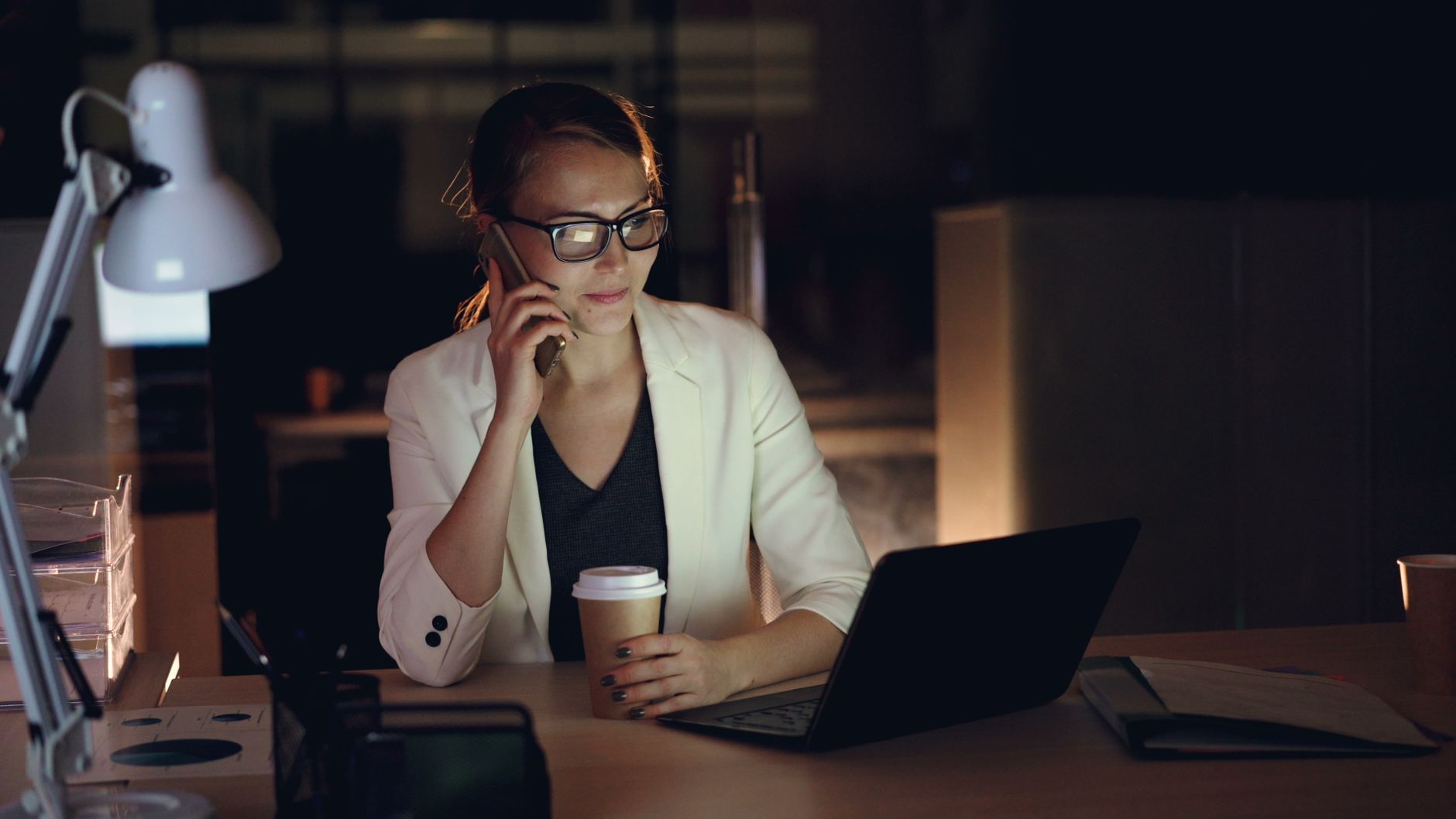 Employée qui travaille tard sur son ordinateur portable