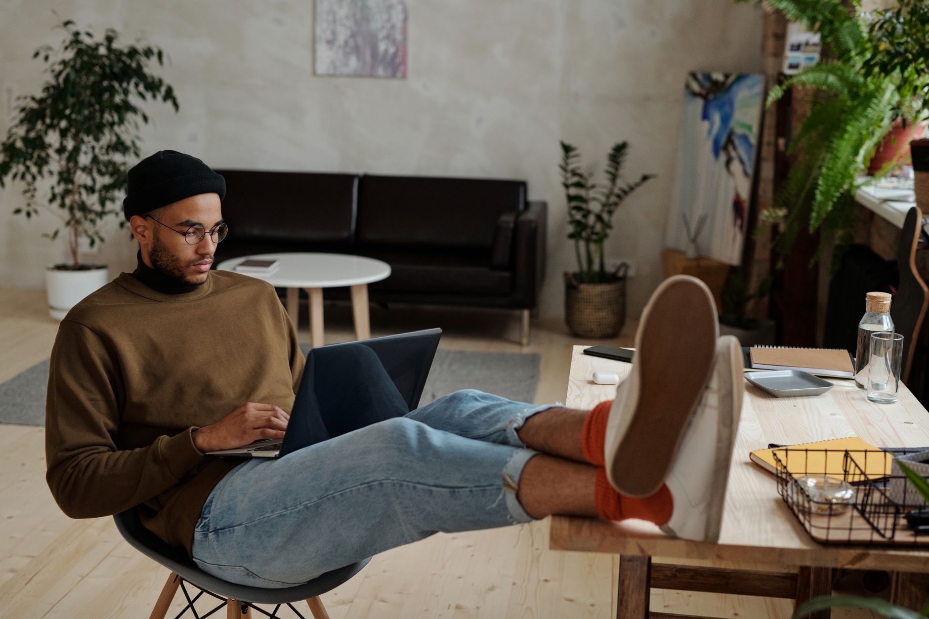 Freelance dans un bureau à domicile végétalisé