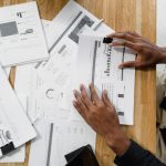 Formulaire de main courante posé sur un bureau