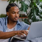 Entrepreneur individuel au travail devant son ordinateur
