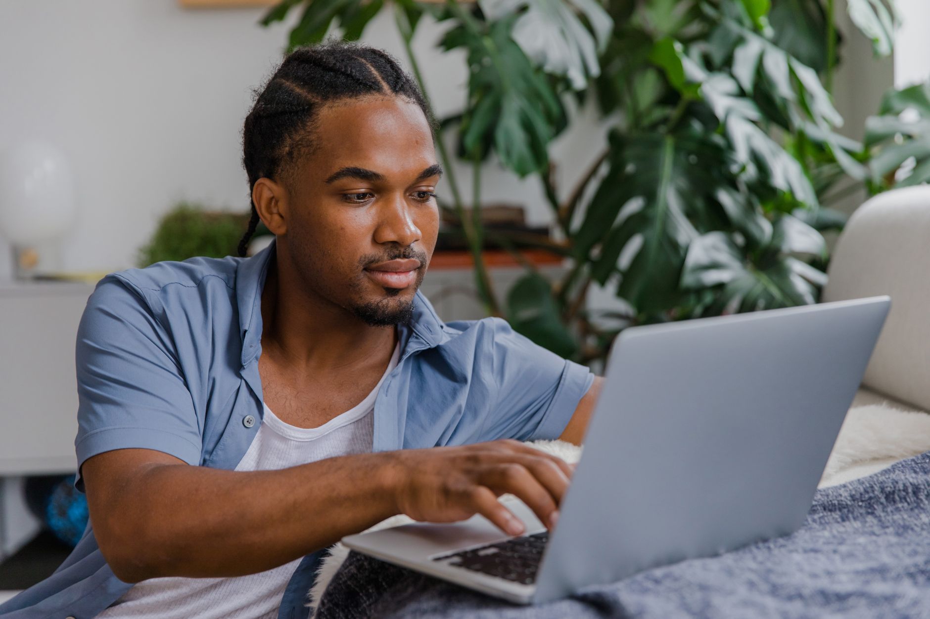 Entrepreneur individuel au travail devant son ordinateur
