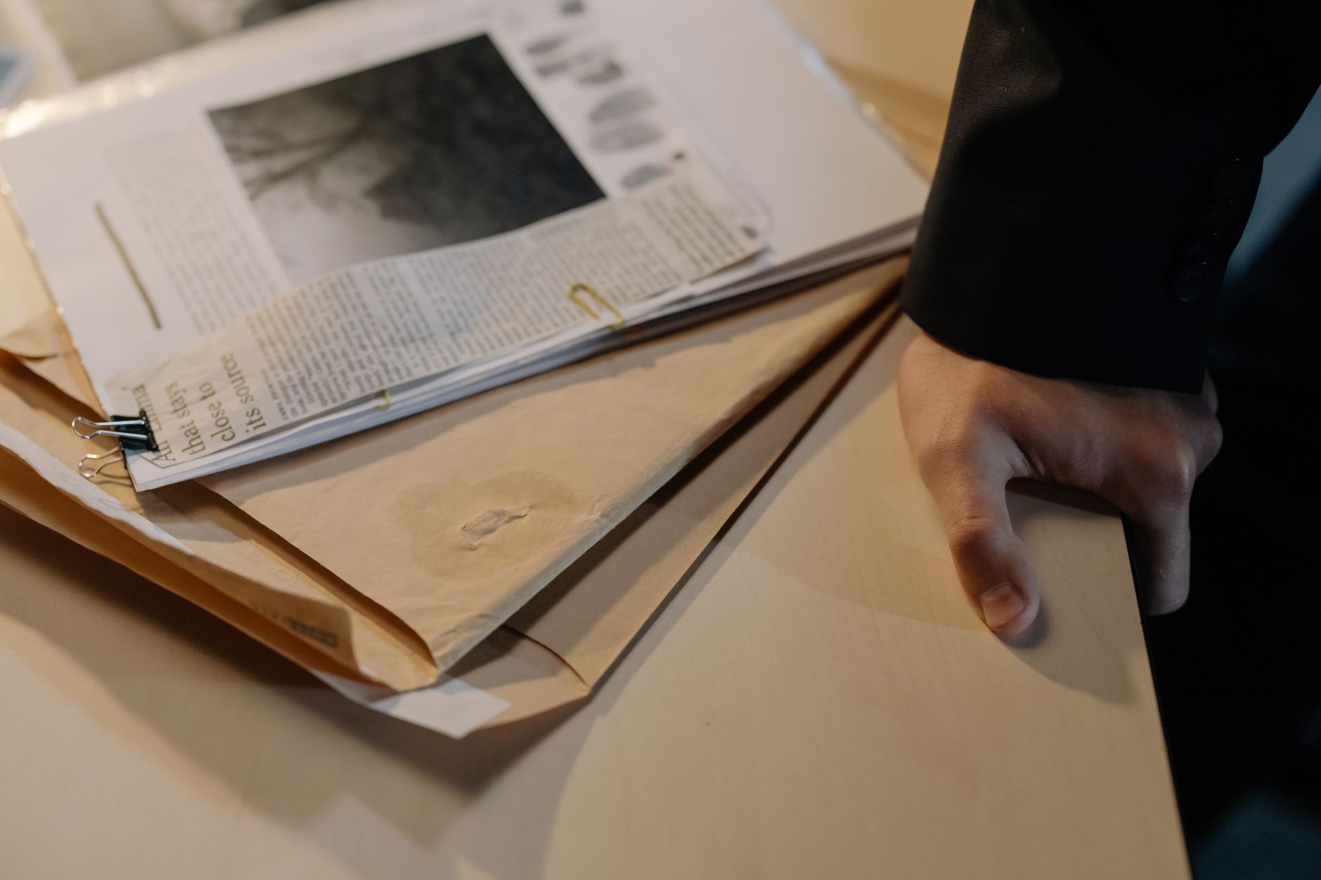 Dossier de pièces posé sur un bureau de commissariat