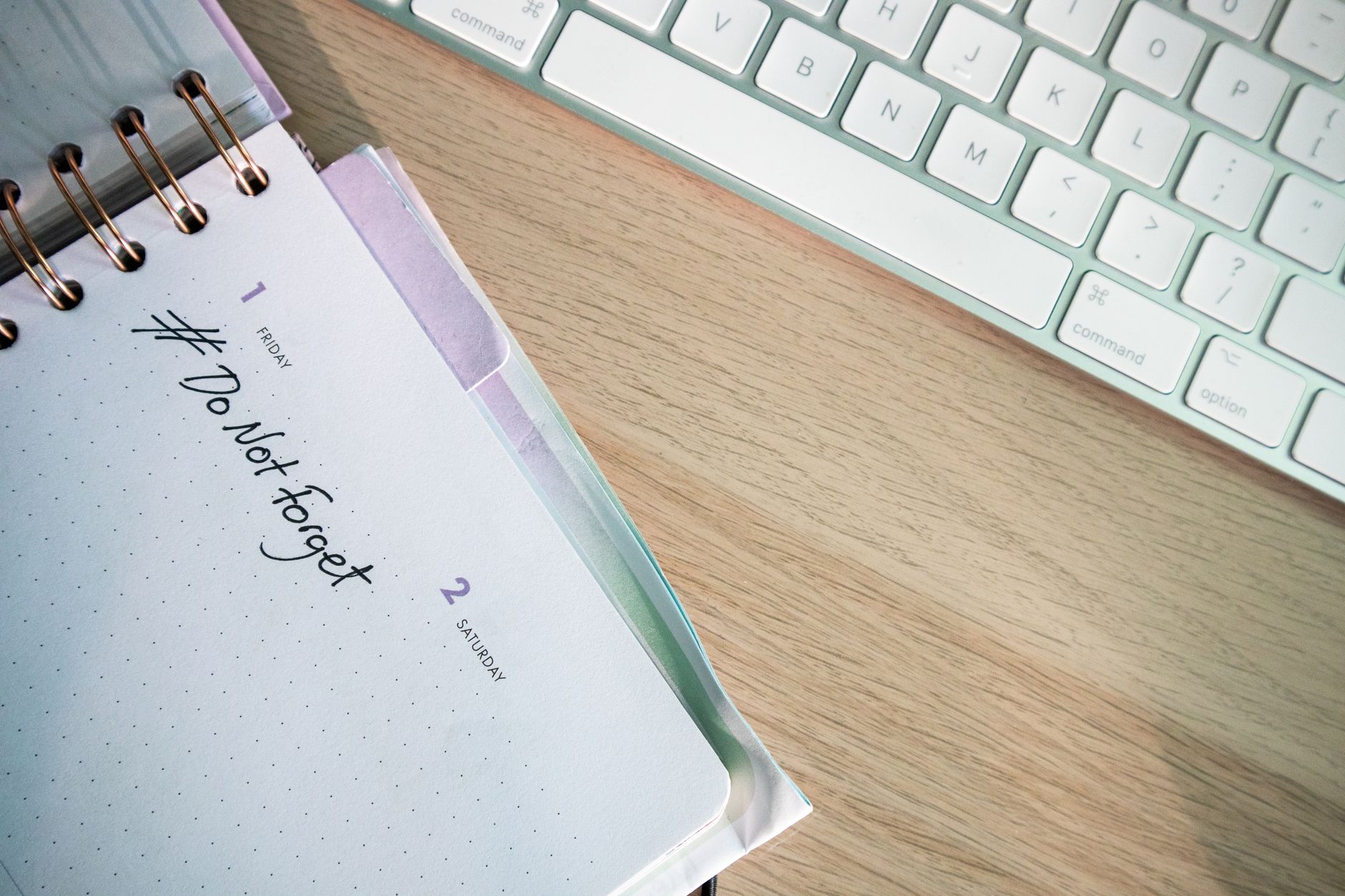 Agenda et clavier posés sur un bureau