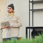 Deux collègues en pleine discussion tendue au bureau