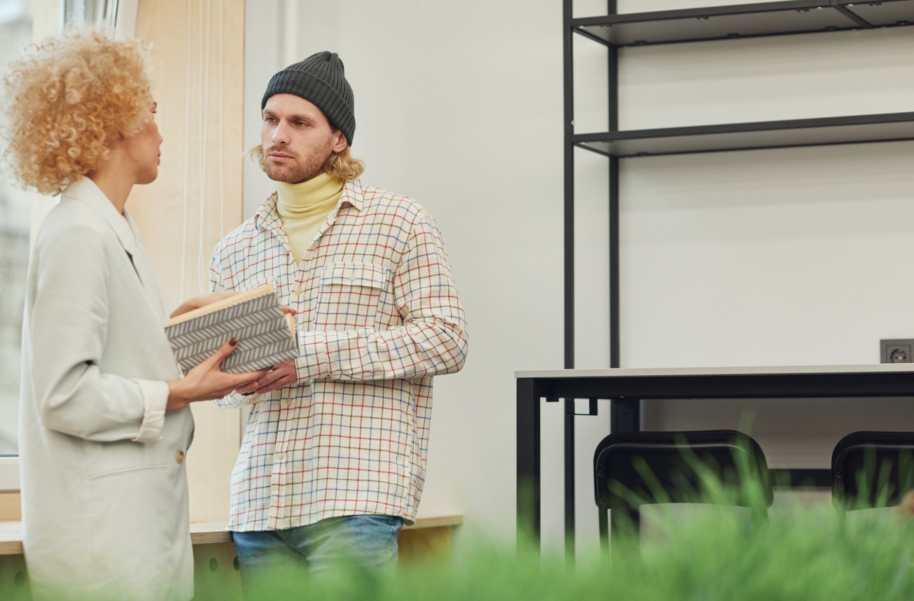 Deux collègues en pleine discussion tendue au bureau