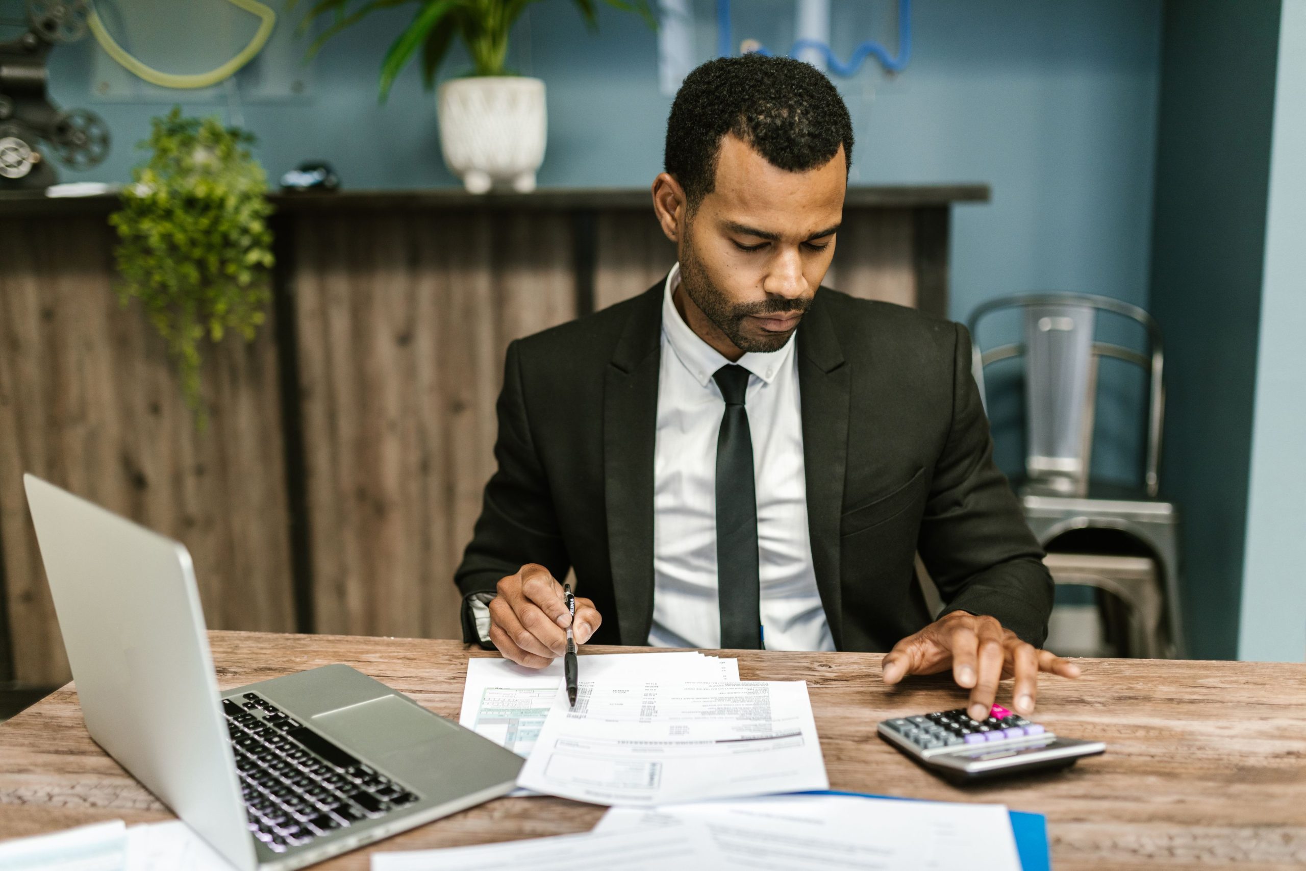 Un dirigeant compare des documents comptables