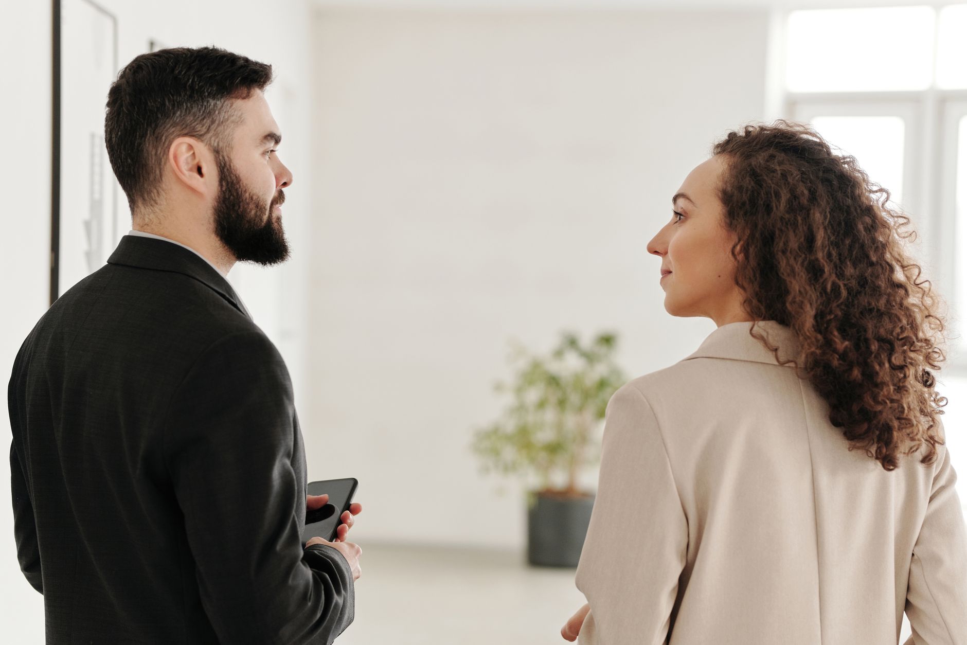 Salariée en conversation avec un responsable