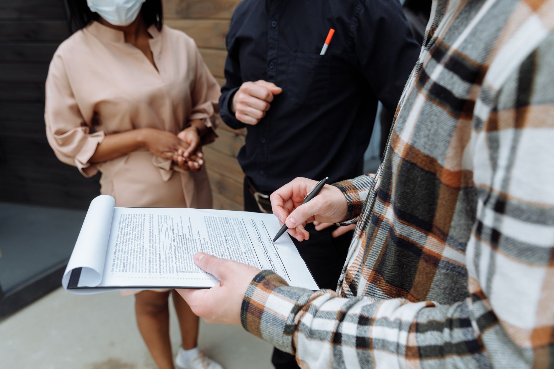 Trois personnes signent un contrat de travail au bureau