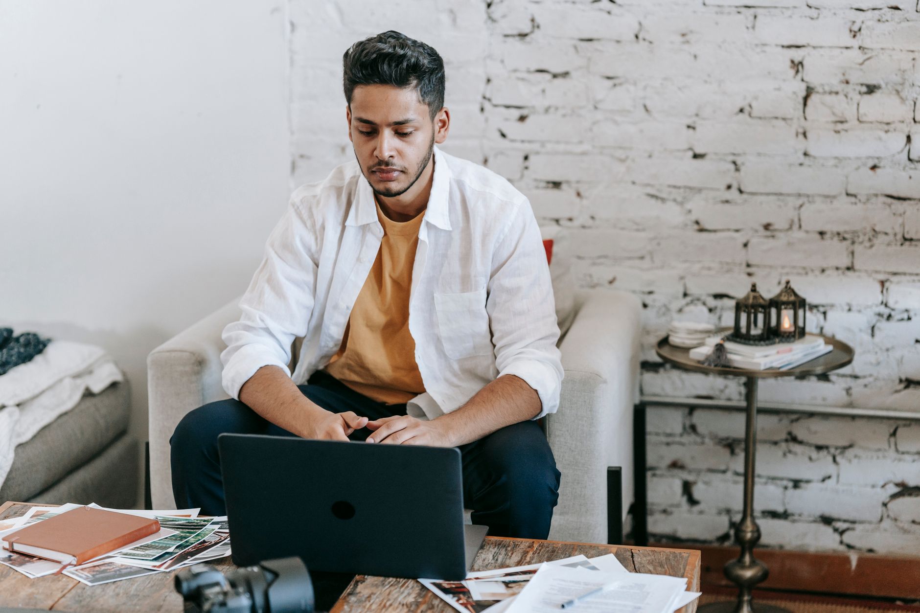 Photographe indépendant installé à son bureau
