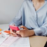Calculatrice posée parmi des factures et des reçus